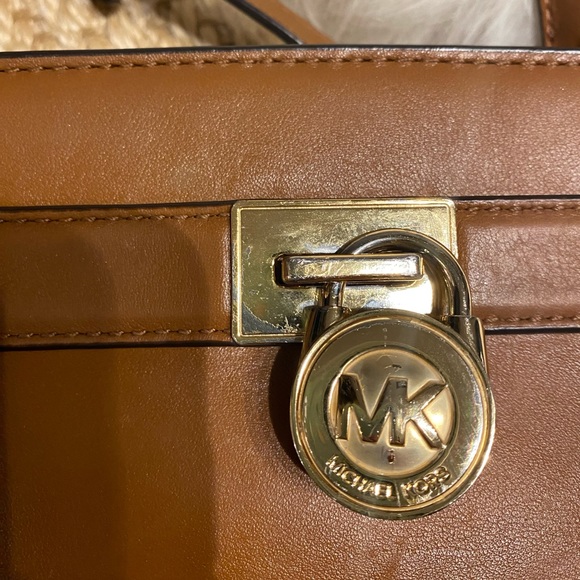 MICHAEL KORS LEATHER CROSSBODY w FREE WALLET - Picture 4 of 4